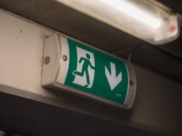 salidas de emergencia en edificio